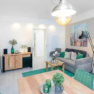 The Lachmann Vh, 2br One Living Up To 6 People Apartment